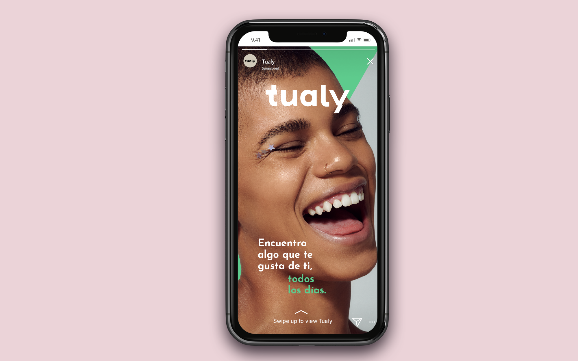 Tualy Instagram story ad — woman smiling, green diagonal, 'Encuentra algo que te gusta de ti, todos los días'